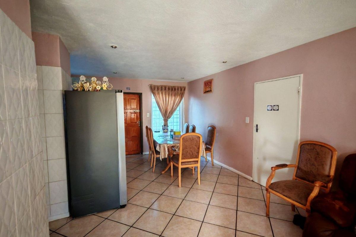 Townhouse For Sale - Photo 4