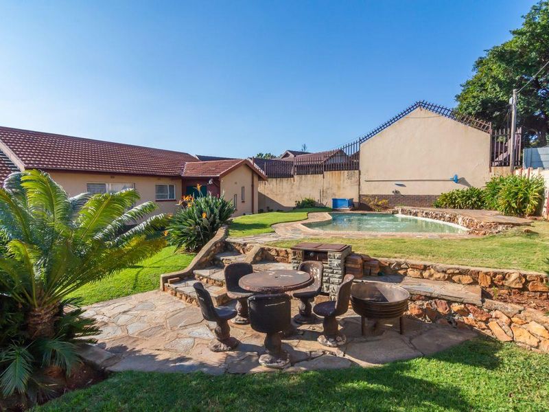 Spacious family Home with flatlet in tranquil Wilro Park - Photo 5