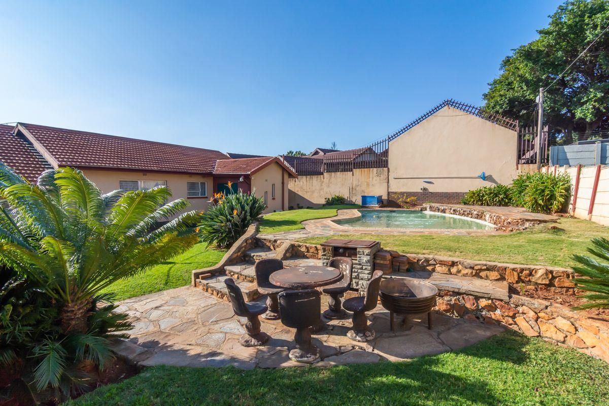 Spacious family Home with flatlet in tranquil Wilro Park - Photo 5