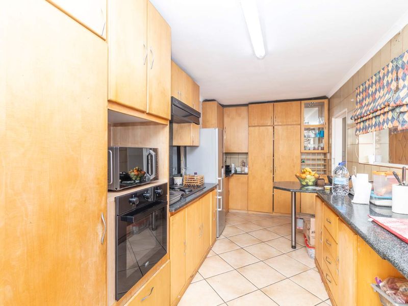 Three Bedroom Townhouse in sought-after complex - Photo 3