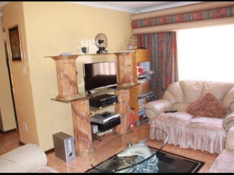 Endless Possibilities: 3-Bed Home & 7 Rental Units! - Photo 4