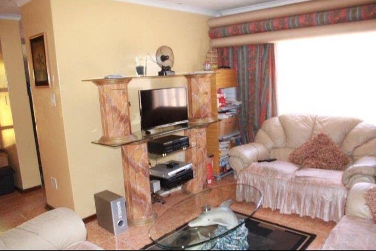 Endless Possibilities: 3-Bed Home & 7 Rental Units! - Photo 4