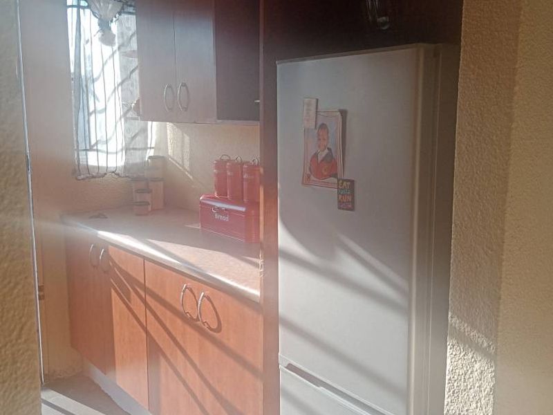 Spacious 3 Bedroom, 2 Bathroom Simplex To Let - Photo 7