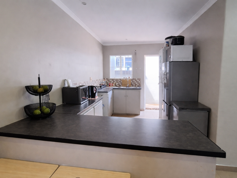 Secure & Perfectly Located in Langenhovenpark - Photo 2