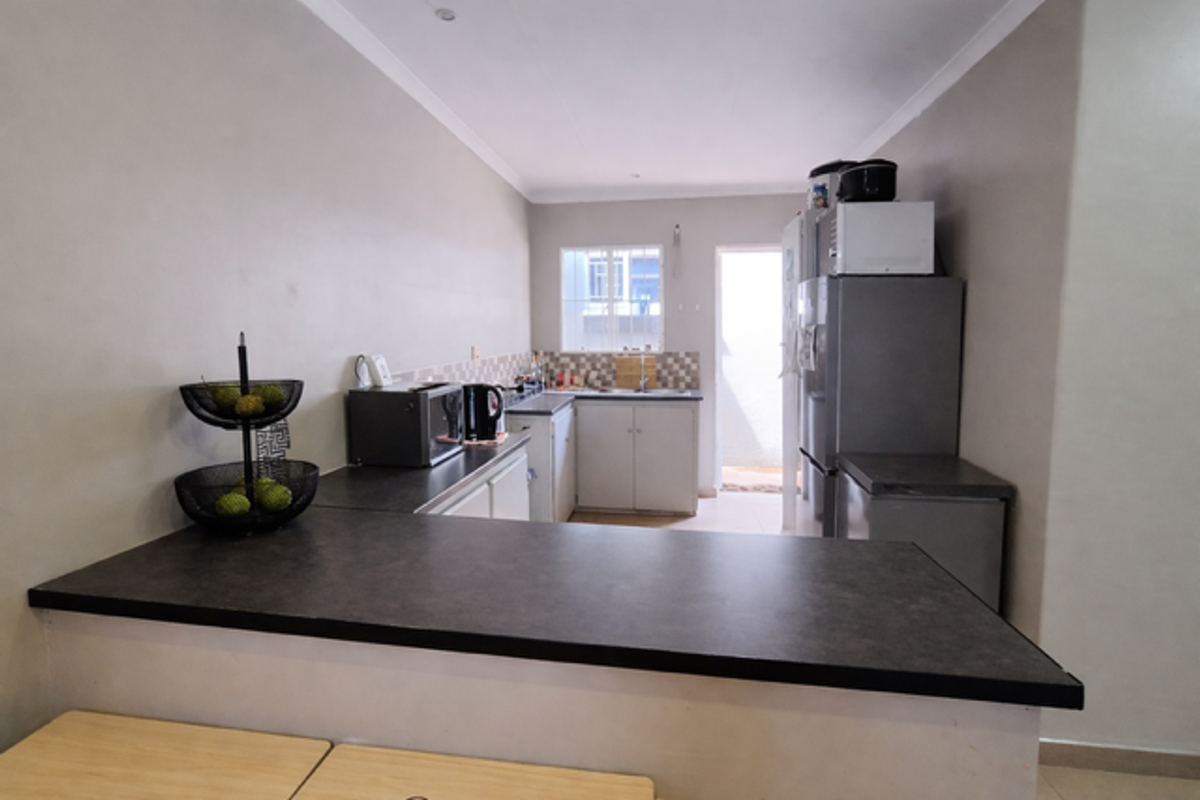 Secure & Perfectly Located in Langenhovenpark - Photo 2