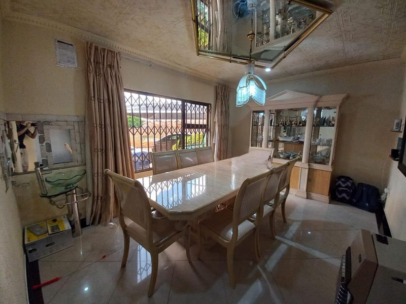 Attention Buyers! Remarkable Property with 4 Bedrooms, Countless Luxuries, and Endless Potential!! - Photo 7