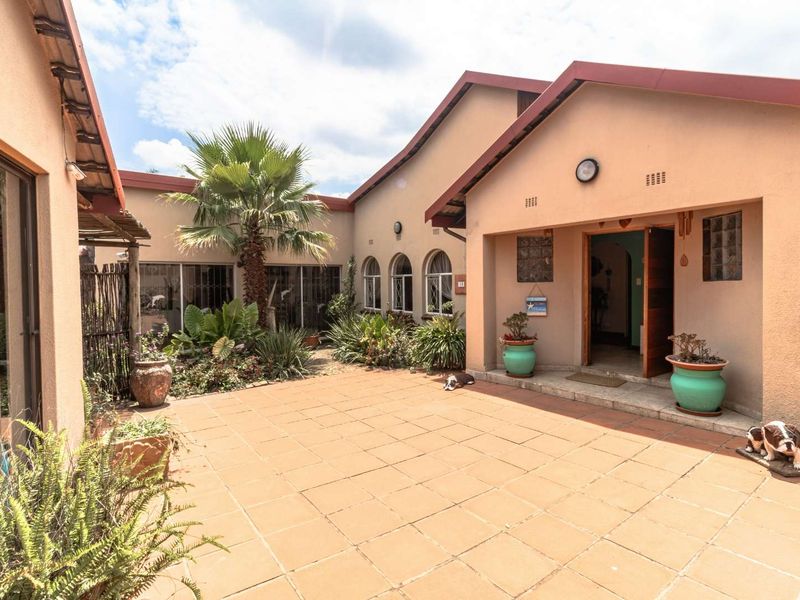 4-Bedroom Family Home with Modern Amenities and Entertainment Features - Photo 8