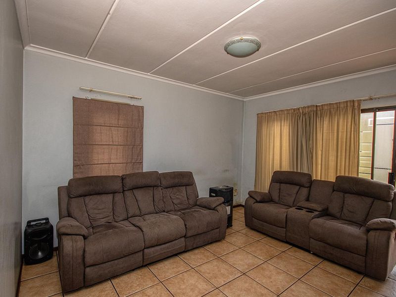 3 Bedroom Meyersig duplex for sale! - Photo 6