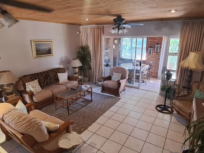 Step into this inviting and well-maintained 3-bedroom home, designed for comfortable family living and effortless entertaining! - Photo 4