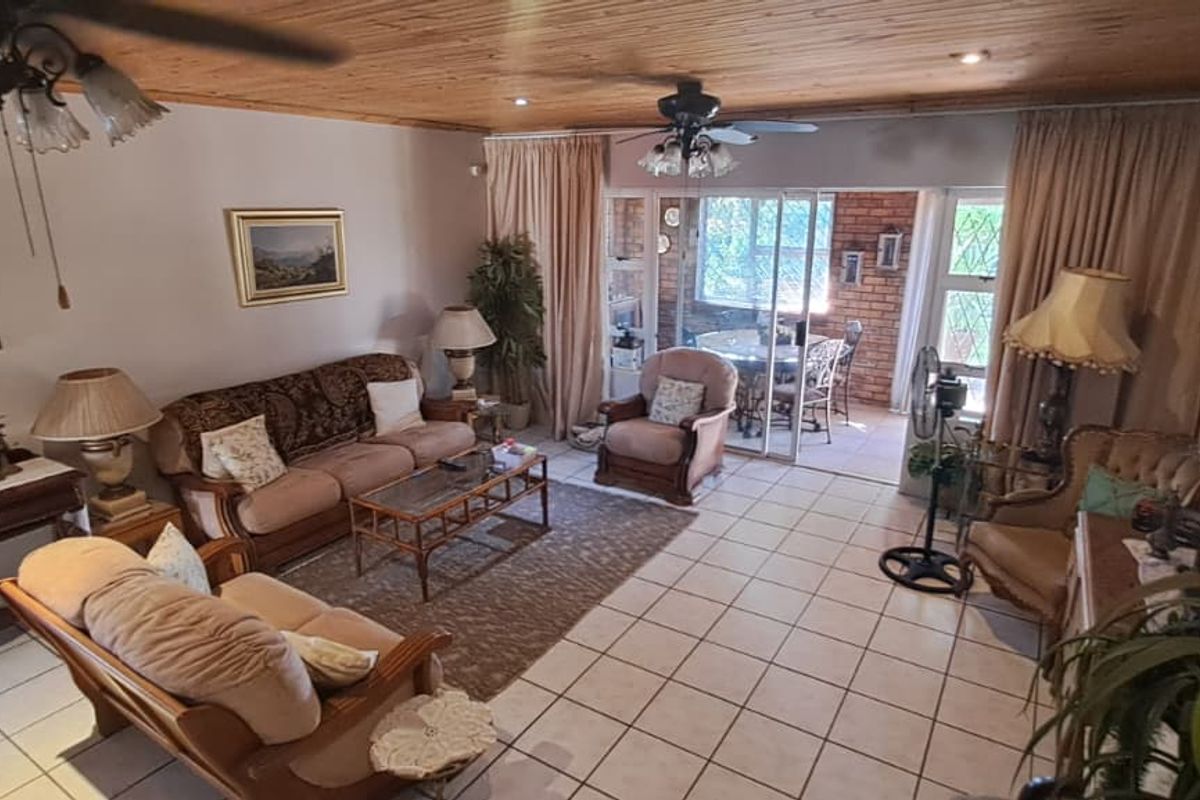 Step into this inviting and well-maintained 3-bedroom home, designed for comfortable family living and effortless entertaining! - Photo 4