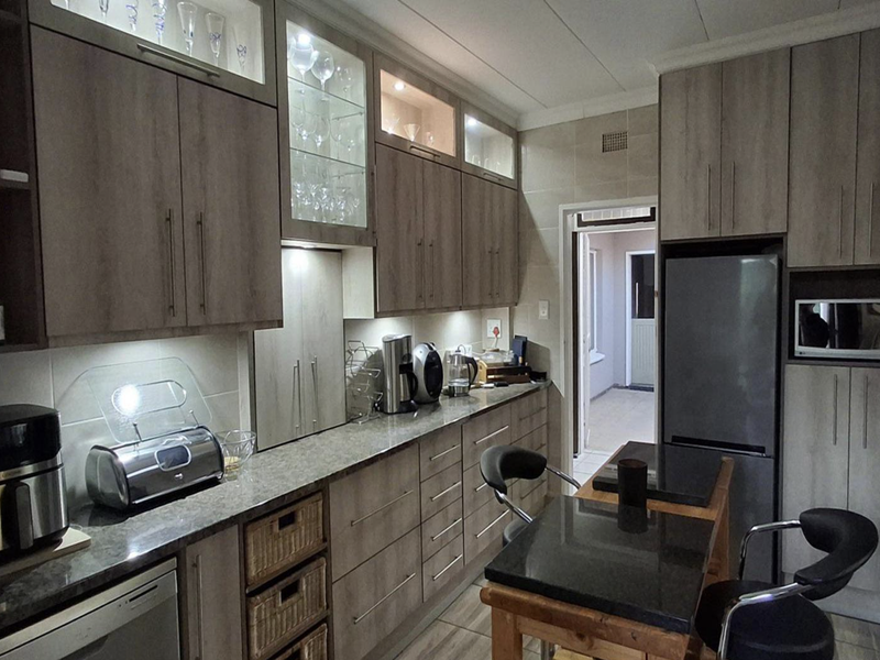 Charming 3 Bedroom Family Home with Stunning Garden in Generaal De Wet - Photo 7