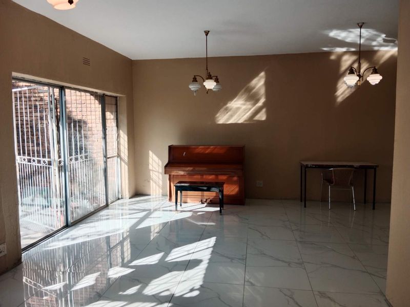 3 Bedroom Two Bathroom Townhouse To Let - Photo 3