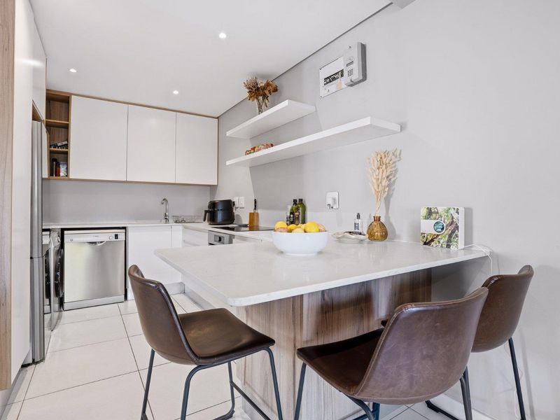 Beautifully Furnished Garden Apartment in a Peaceful Neighbourhood - Photo 5