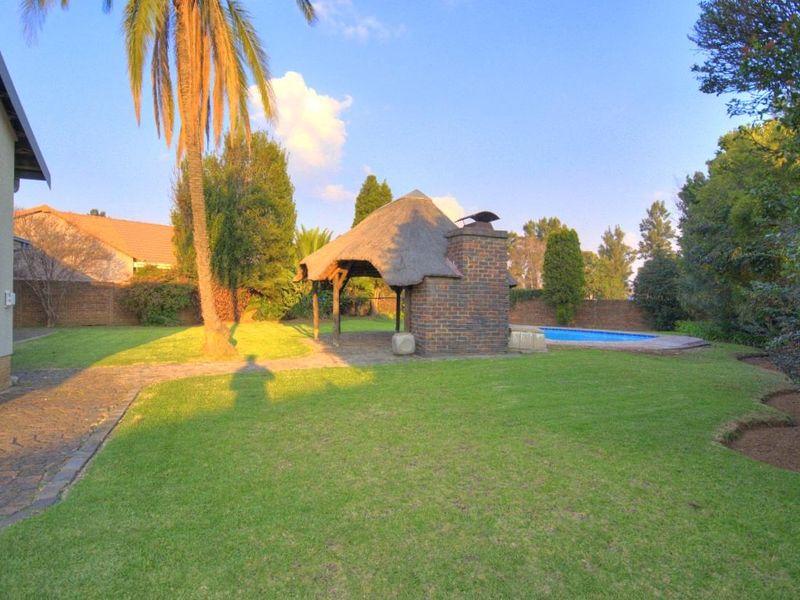 Immaculate Family home with offices in prime position! - Photo 8
