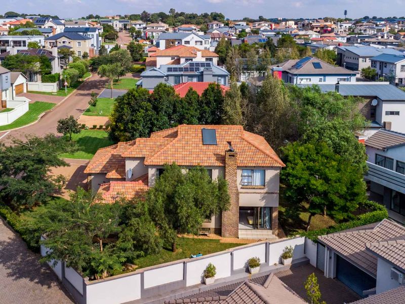 Elegant 4-Bedroom Family Home in Secure Heron Hill Garden Estate - Photo 4