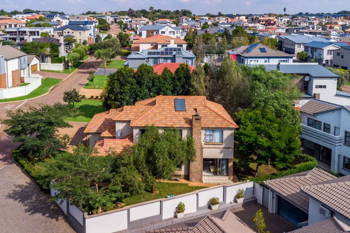 Elegant 4-Bedroom Family Home in Secure Heron Hill Garden Estate - Photo 4