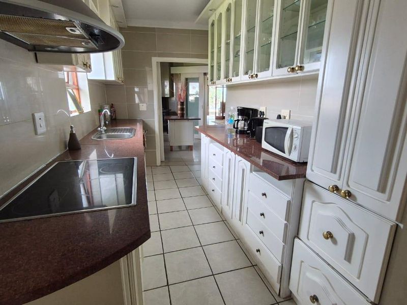 Fully furnished Guesthouse for sale with sea views and near amenities - Photo 2