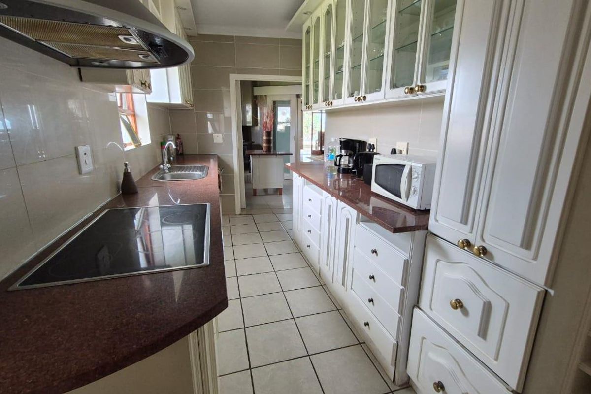 Fully furnished Guesthouse for sale with sea views and near amenities - Photo 2