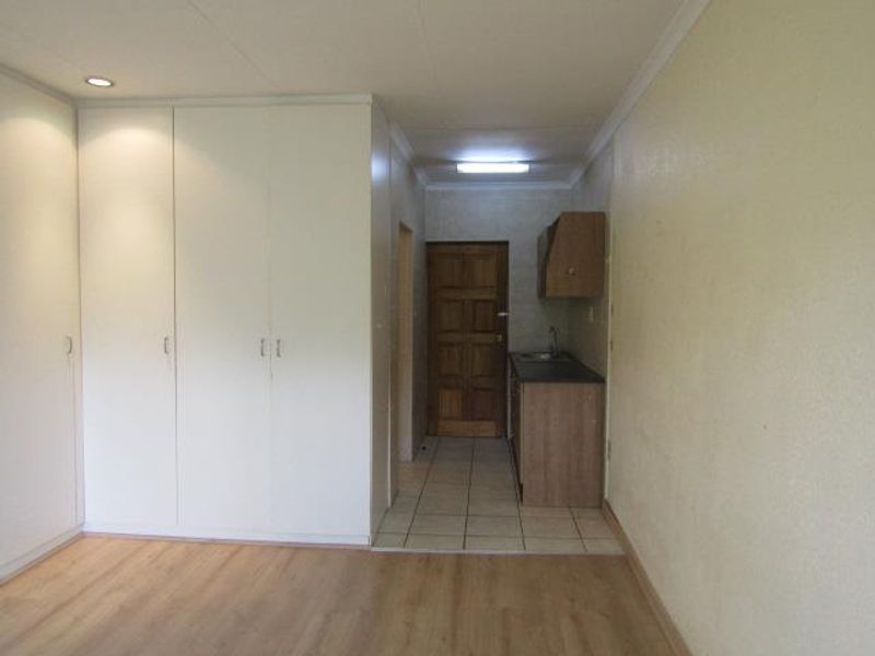 Charming Life Right Bedsitter in Eden Village Helderkruin. - Photo 3