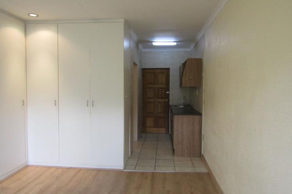 Charming Life Right Bedsitter in Eden Village Helderkruin. - Photo 3