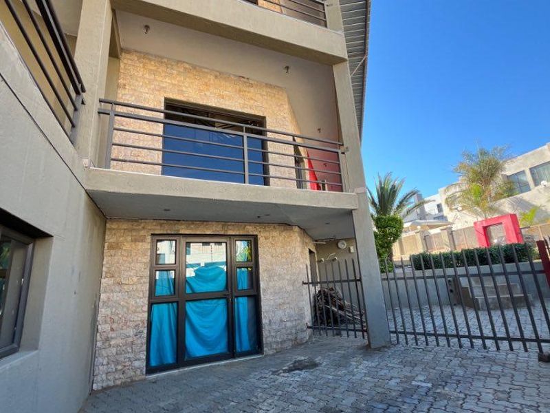 🏛️ FOR SALE | AUASBLICK Double STORY LUXURY HOME Erf Size 750 square meters N$8,454 000 | Excl. costs  6 Bed | 3 Bath | 3 living Areas | - Photo 3