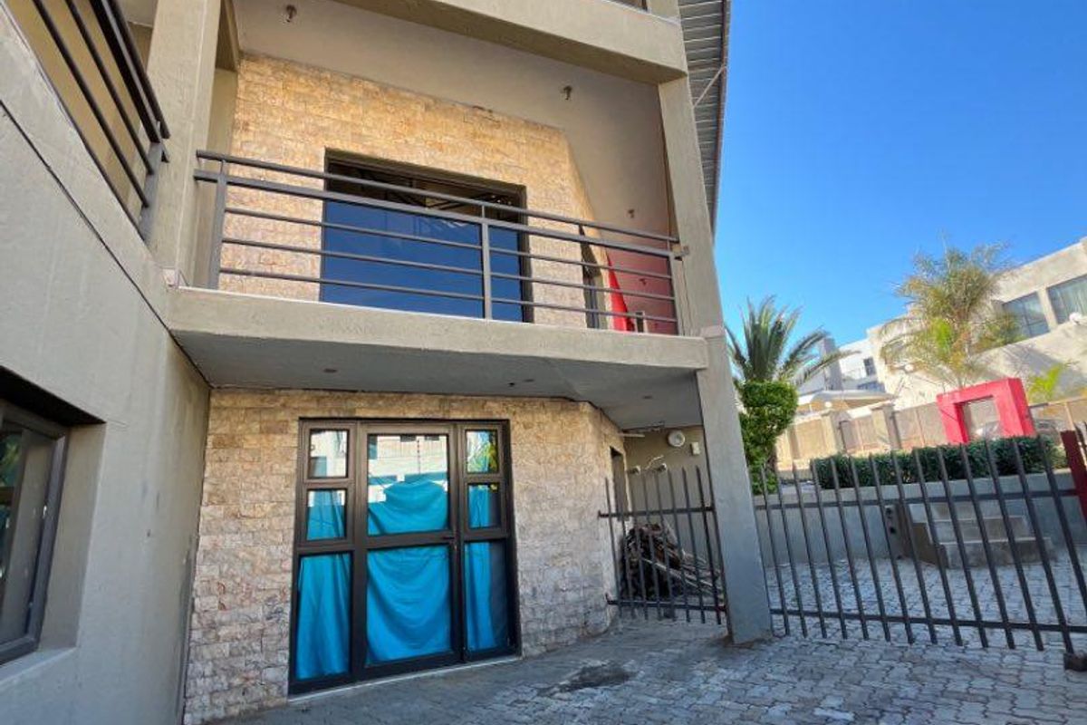 🏛️ FOR SALE | AUASBLICK Double STORY LUXURY HOME Erf Size 750 square meters N$8,454 000 | Excl. costs  6 Bed | 3 Bath | 3 living Areas | - Photo 3