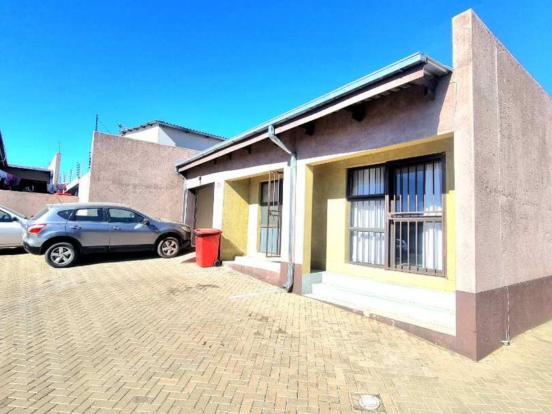SPACIOUS TOWNHOUSE FOR SALE - Photo 1