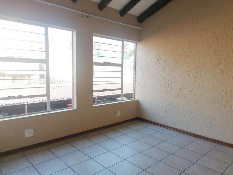 2 Bedroom Townhouse in New Redruth - Photo 6