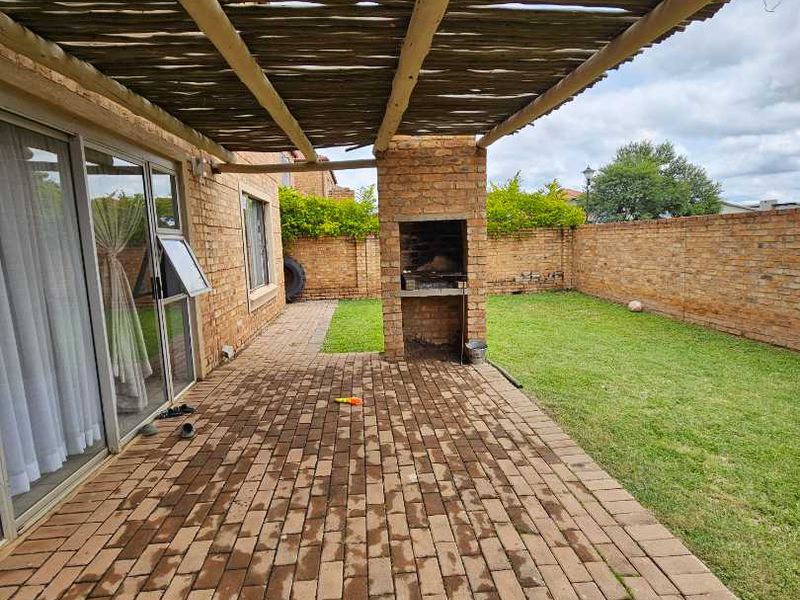 4 bedroom charming townhouse - Photo 3