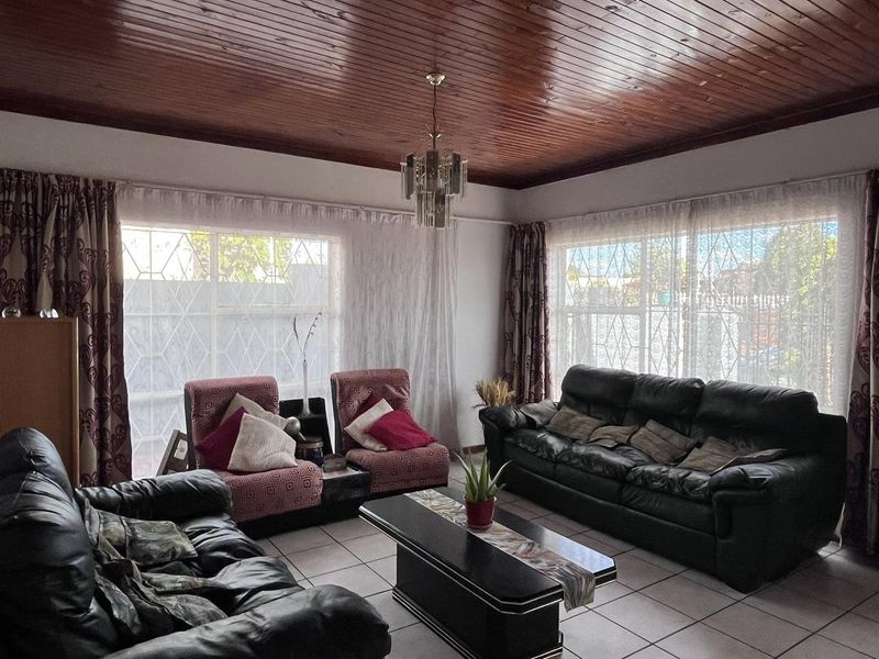 Three bedroom house for sale in Khomasdal - Photo 6