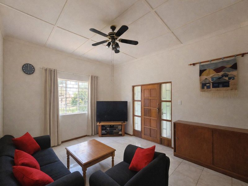 Three-Bedroom Corner Property Near Town - Photo 2