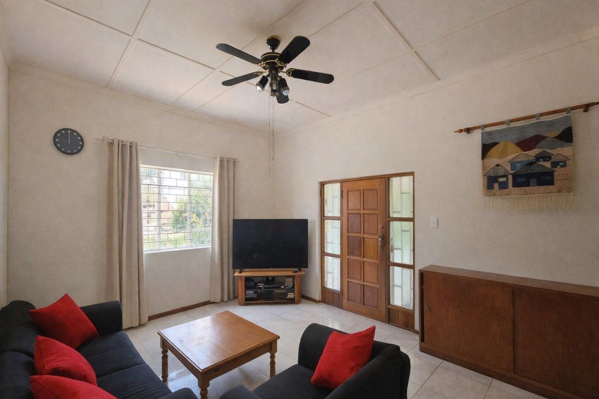 Three-Bedroom Corner Property Near Town - Photo 2