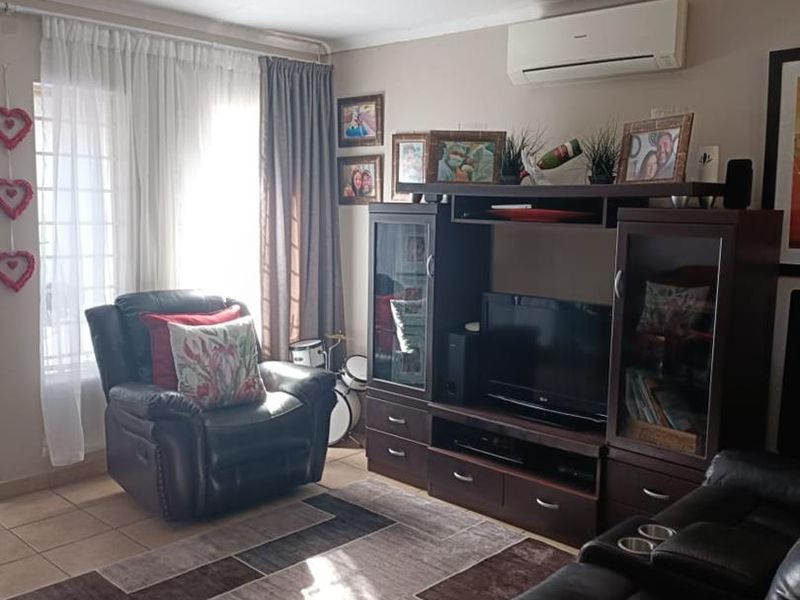 Charming 2-Bedroom Townhouse - Photo 4