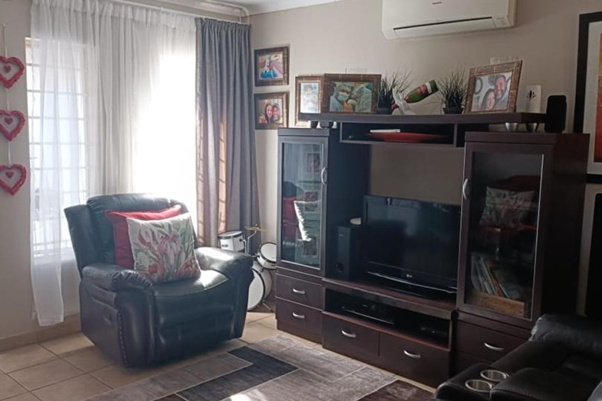 Charming 2-Bedroom Townhouse - Photo 4