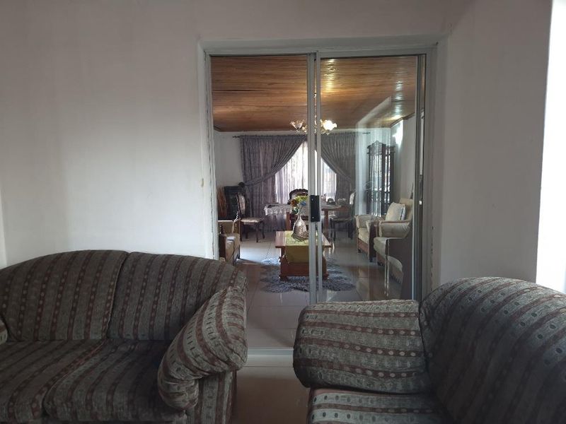 Spacious family home - Photo 6