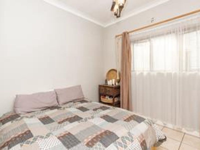 Charming 1-Bed Cottage in the Heart of Muizenberg - Photo 5
