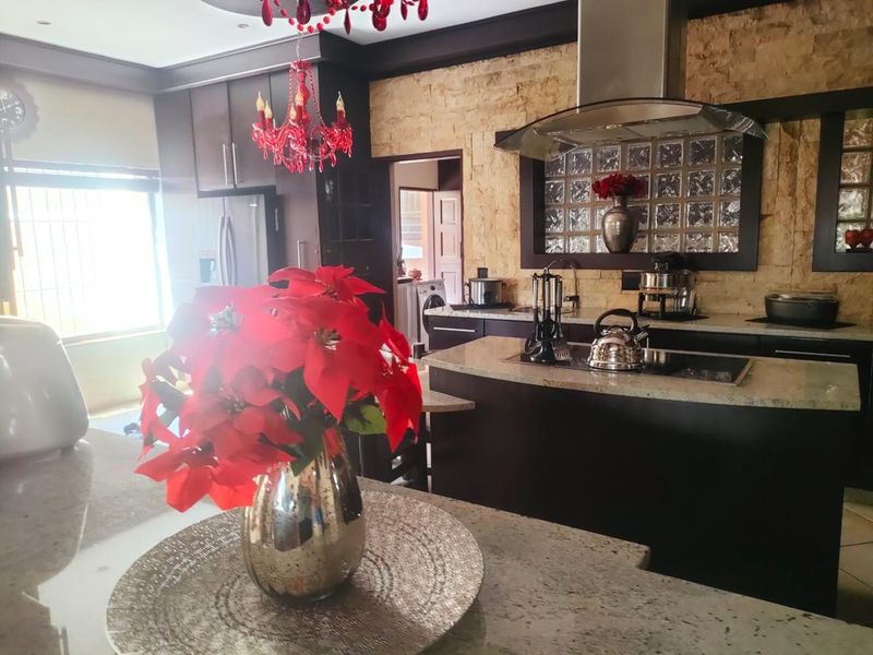 Exceptional Double Storey Home with Premium Entertainment Living in Glen Marais - Photo 7