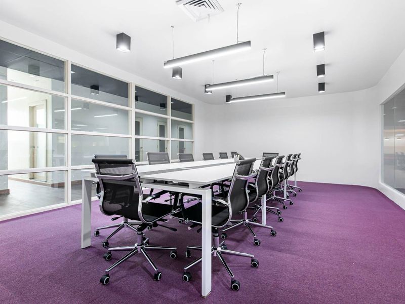 Private office space for 5 persons in Regus Club Place - Photo 4
