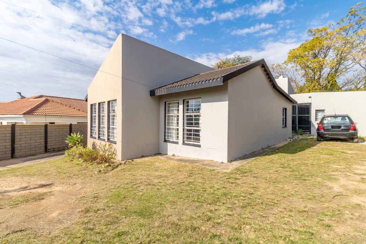 6 Bedroom House for Sale in Bloubosrand - Photo 2