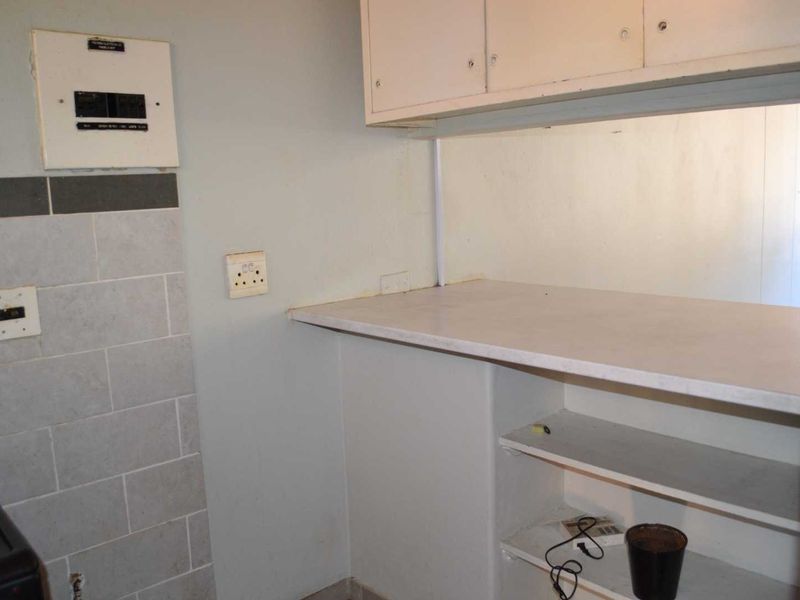 ***BARGAIN - BACHELORS FLAT ARCADIA - Start young to own Property!*** - Photo 2