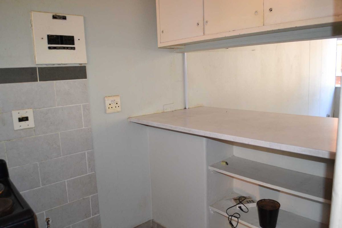 ***BARGAIN - BACHELORS FLAT ARCADIA - Start young to own Property!*** - Photo 2