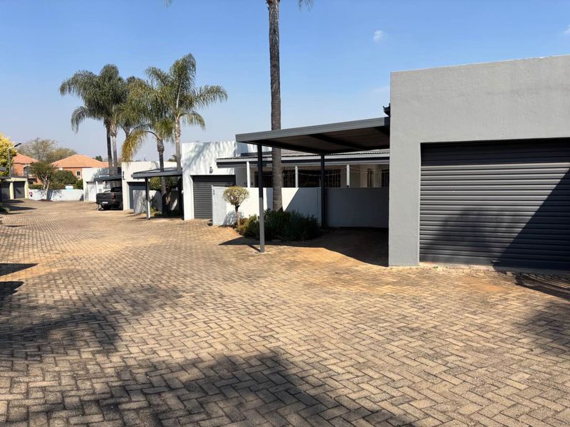 Modern Lock-Up-and-Go with Spacious Living & Stylish Finishes In Moreleta Park For Sale - Photo 2