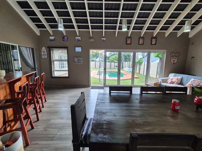 Modern home with all the bells and whistles - Photo 4