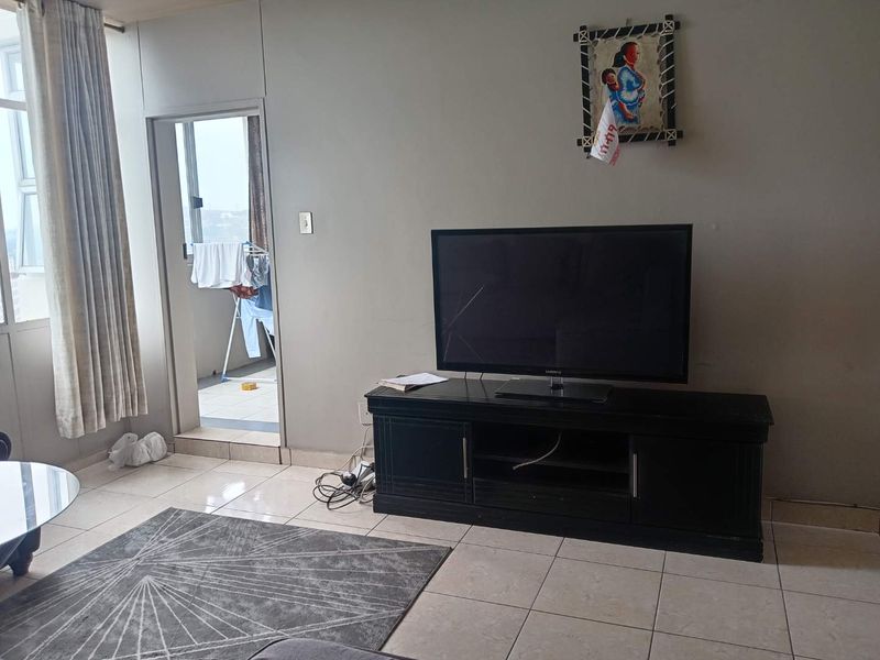 Three Bedroom, Two Bathroom Apartment For Sale - Photo 3