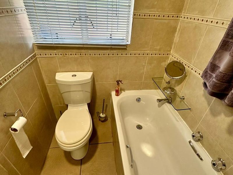charming double-story unit. - Photo 3