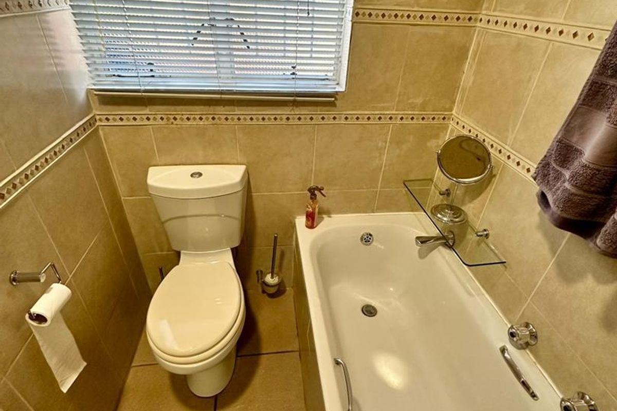 charming double-story unit. - Photo 3