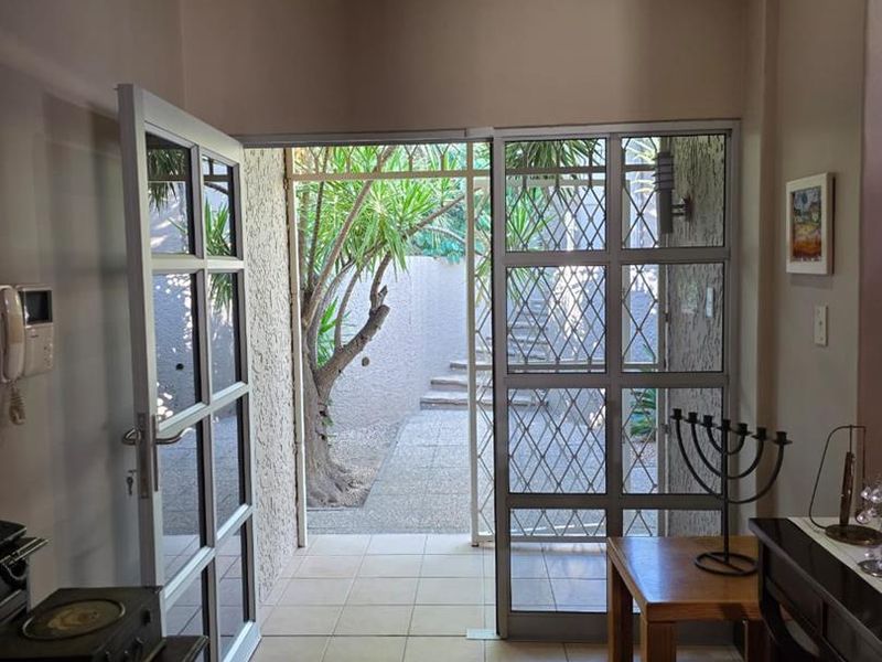 Luxury Living: Spacious Home with Pool, Flat & Entertainment Area! - Photo 4