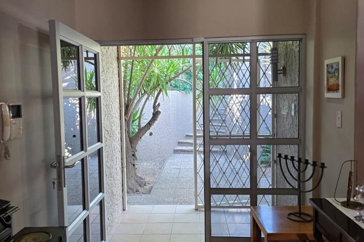 Luxury Living: Spacious Home with Pool, Flat & Entertainment Area! - Photo 4