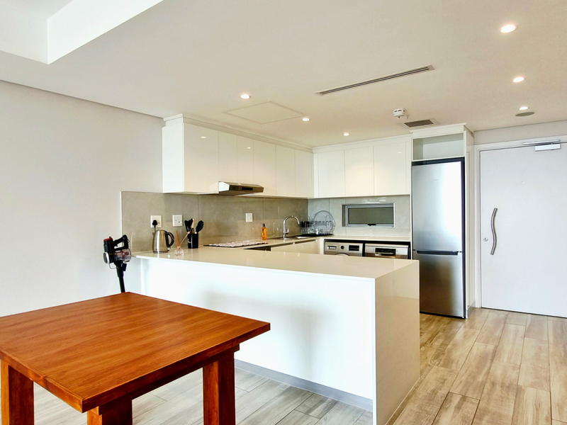 FULLY FURNISHED 10TH-FLOOR APARTMENT TO RENT AT OCEANS UMHLANGA - Photo 5