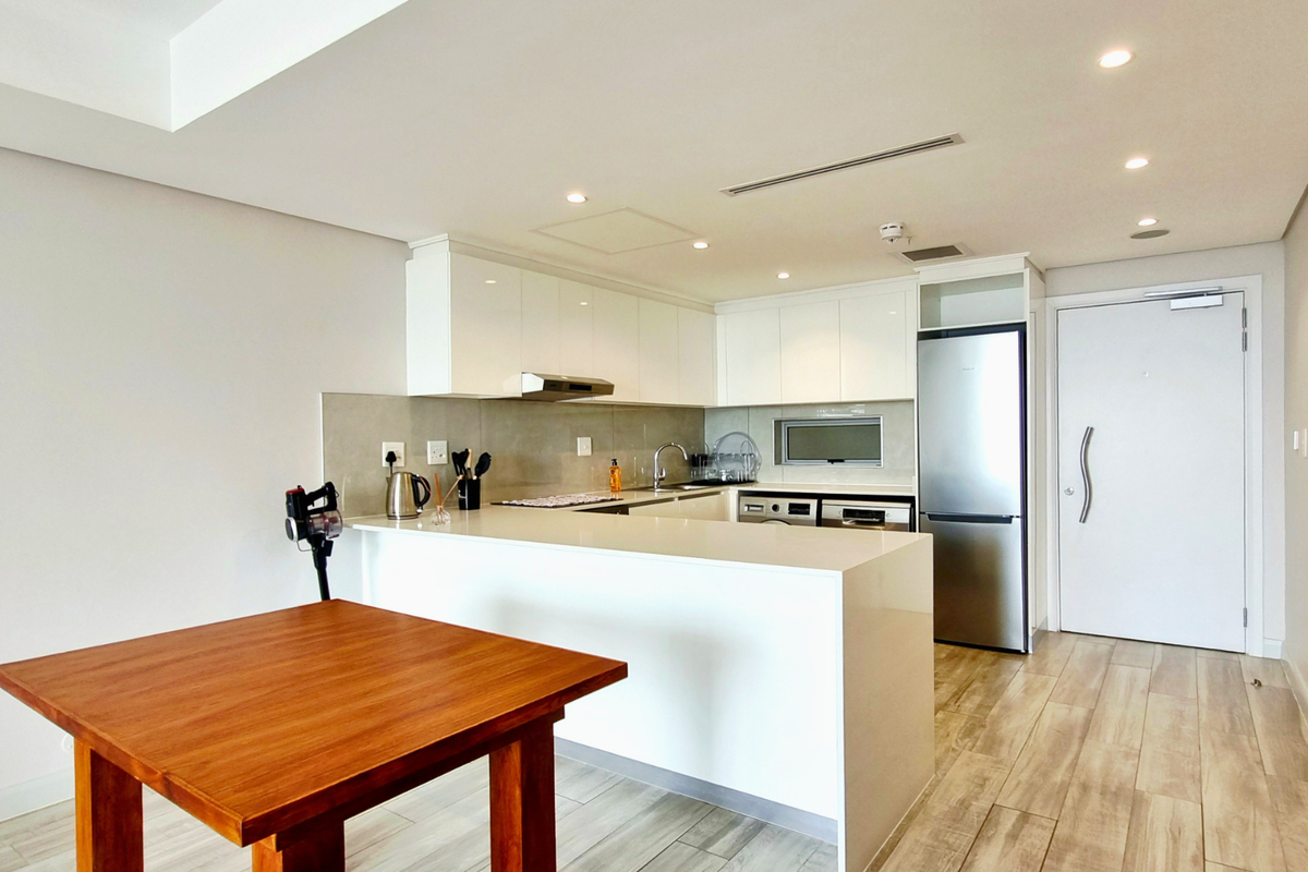 FULLY FURNISHED 10TH-FLOOR APARTMENT TO RENT AT OCEANS UMHLANGA - Photo 5